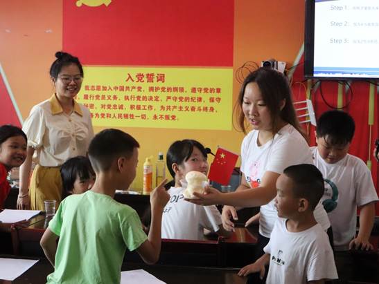 图九:我院2022级社会学本科生王圆斐为孩子们开展有趣的科学小实验